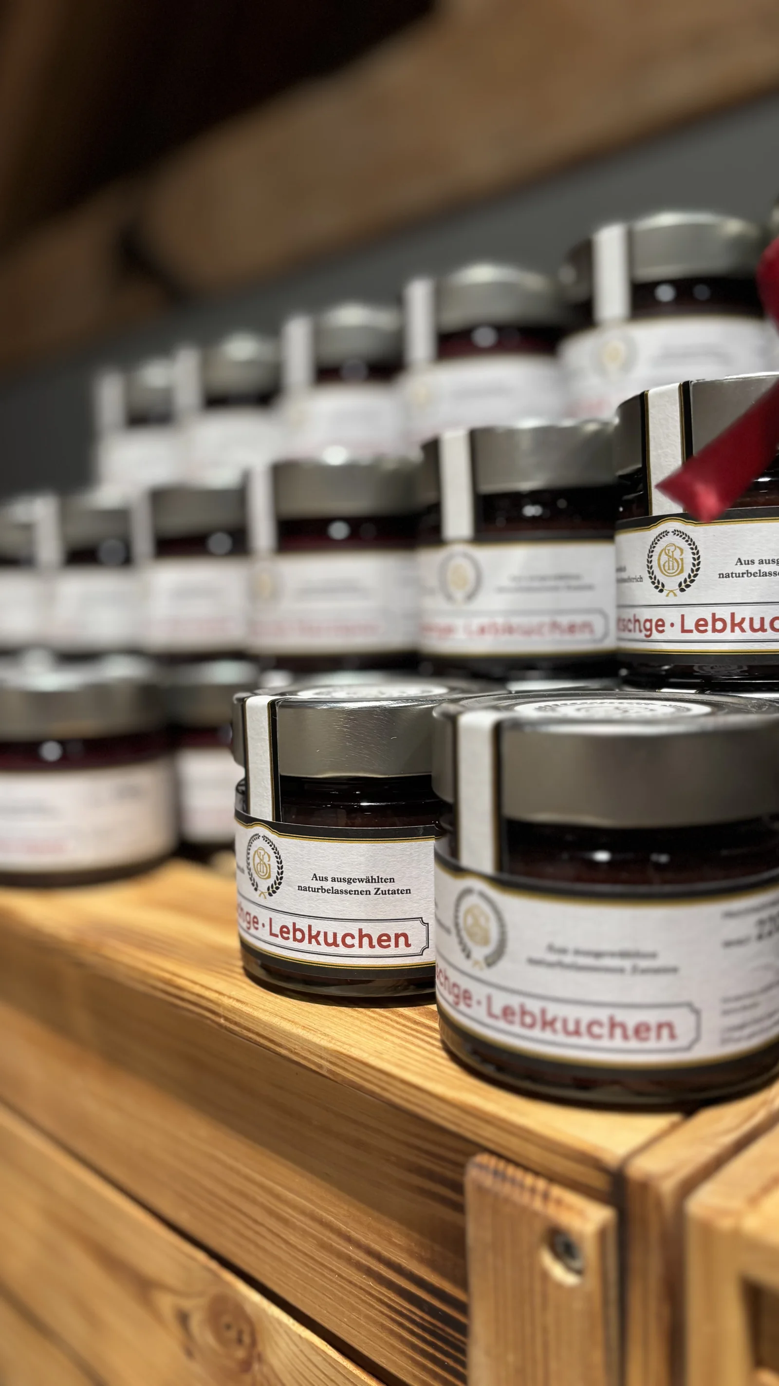 Lebkuchen-Aufstriche in Gläsern auf einem Marktstand.