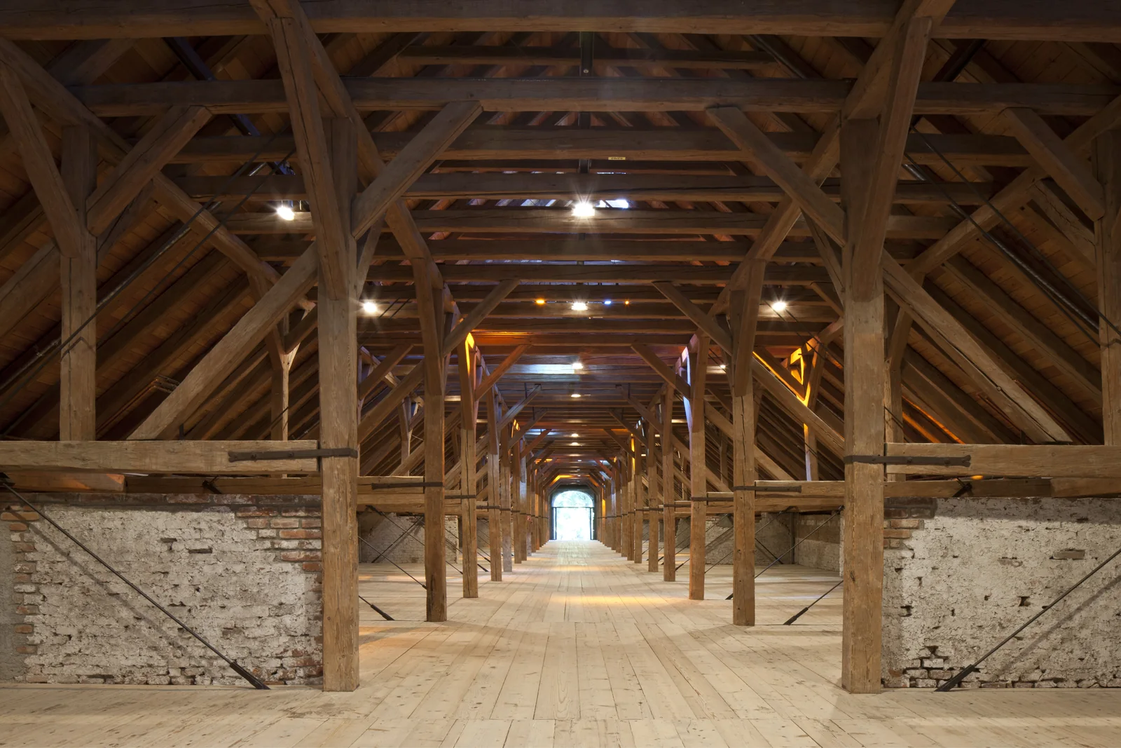 Obergeschoss der Tenne mit Holzdachstuhl und Ausstellungsflächen.
