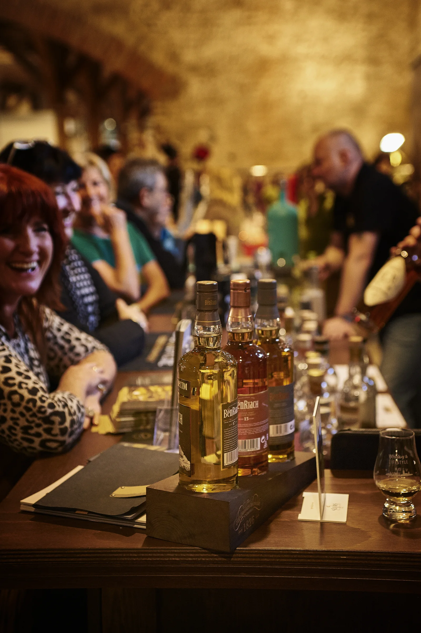 Whiskyflaschen und Probiergläser bei einer Verkostung auf der KeKuKa.