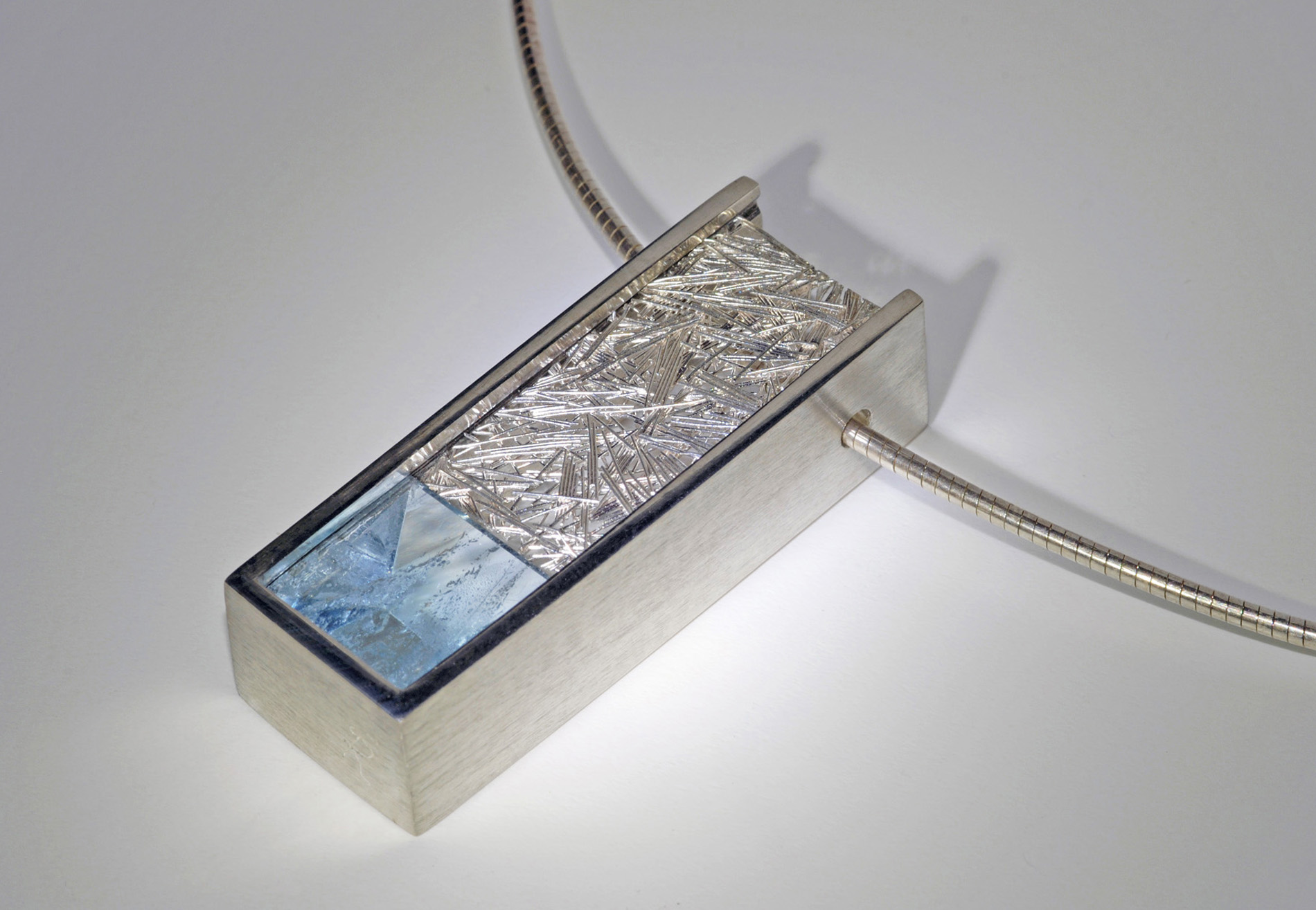 Silberschmuck: Klare Linien, geometrische Formen, klassische Eleganz