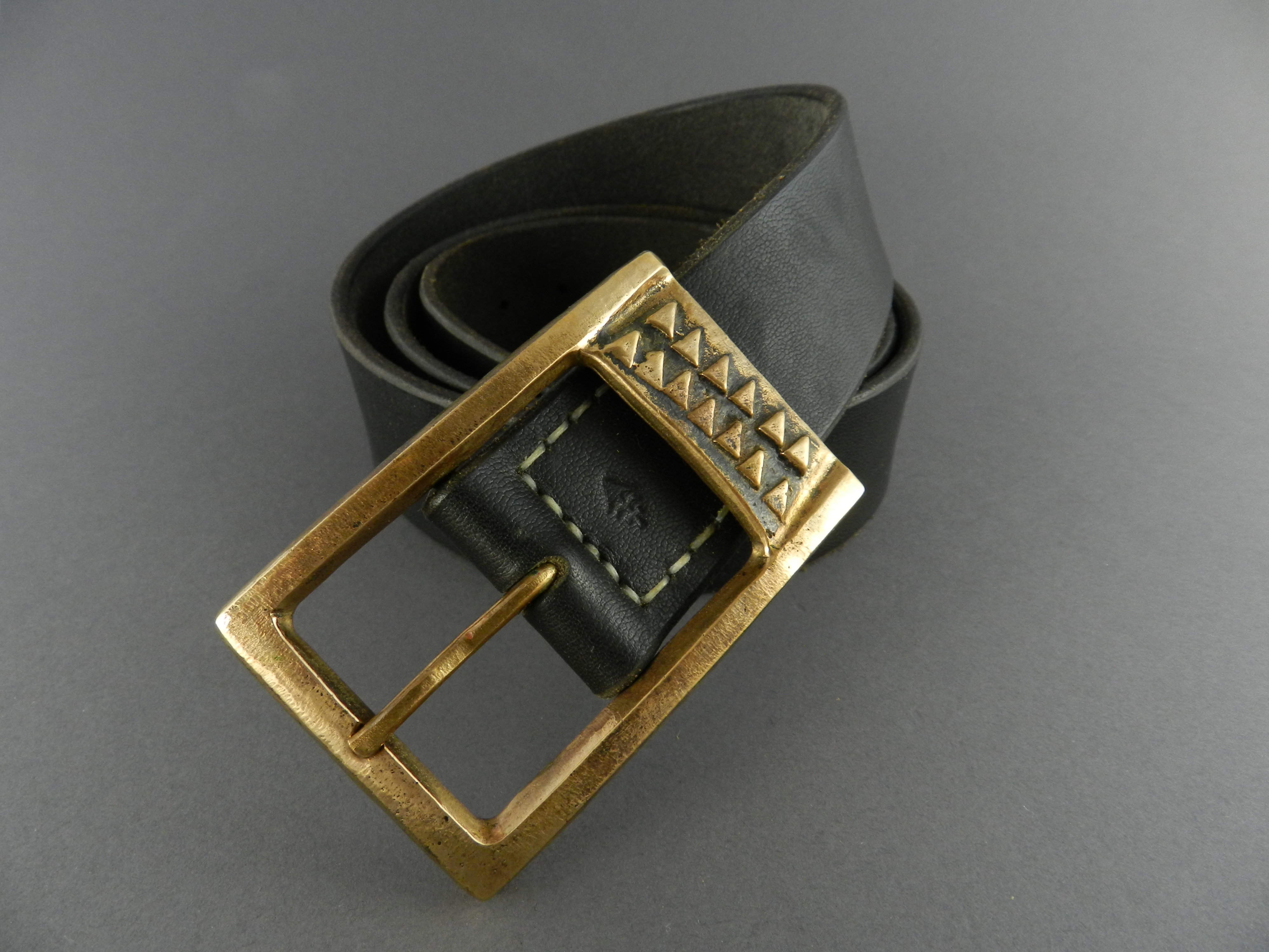 Wir fertigen Gürtelschließen aus Bronze und Silber, sowie Armbänder aus Leder und verschiedenen Materialien. Alle Werkstücke sind eigenes Design und in feinster Handarbeit gefertigt. Leder beziehen wir von ausgesuchten heimischen Gerbereien.