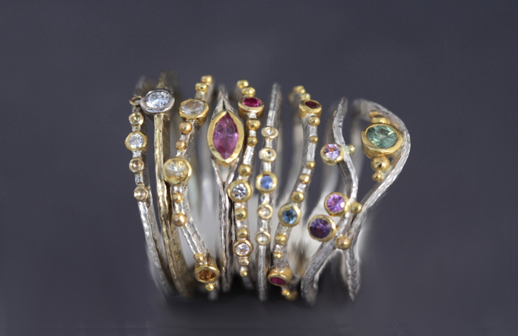 Schmuck aus eigenhändiger, handwerklicher Herstellung nach eigenen Entwürfen;  unter anderem auch MokuMeGane-Schmuckstücke (eine alte japanische Technik), Klangkugelanhänger, Emaille-Schmuck.