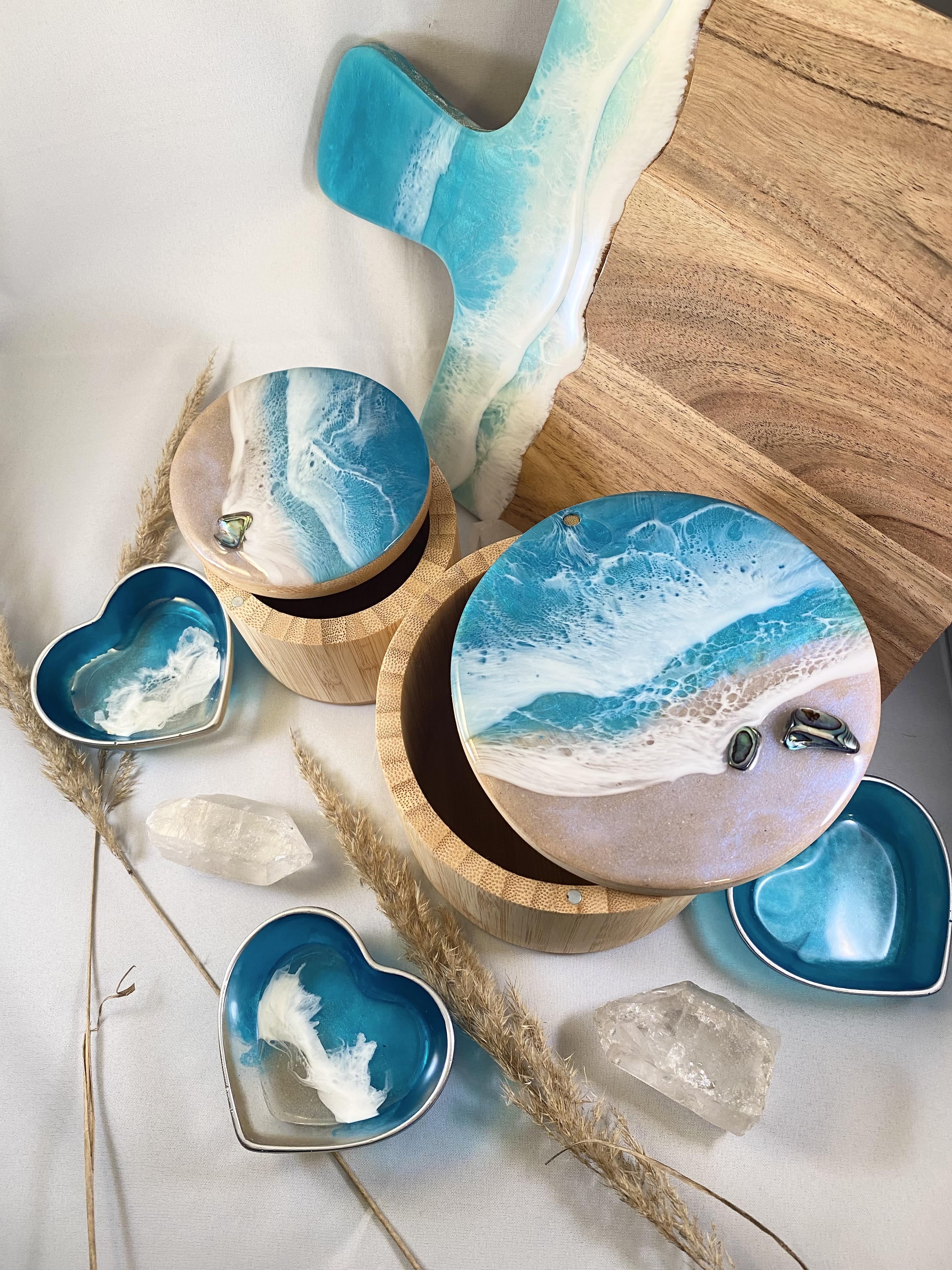 Wohnaccessoires wie Käsebretter, Schalen, Schmuckkästchen, Wanduhren, Geschenkideen mit Holz, Epoxidharz, Gießmassen, Muscheln, Sand, etc.